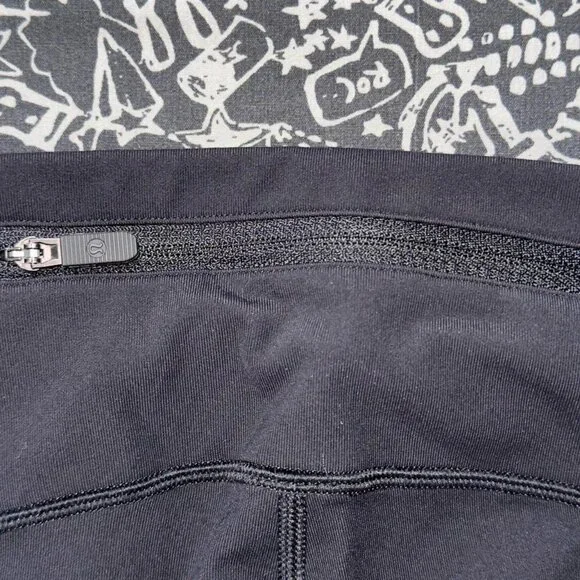 Black Lululemon leggings with mid-rise fit and side pockets - Picture 7 of 7